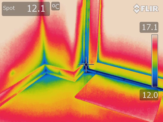 Thermal image of a door seal taken using a Rainbow colour palette. The blue around the seal indicate inadequate insulation. 