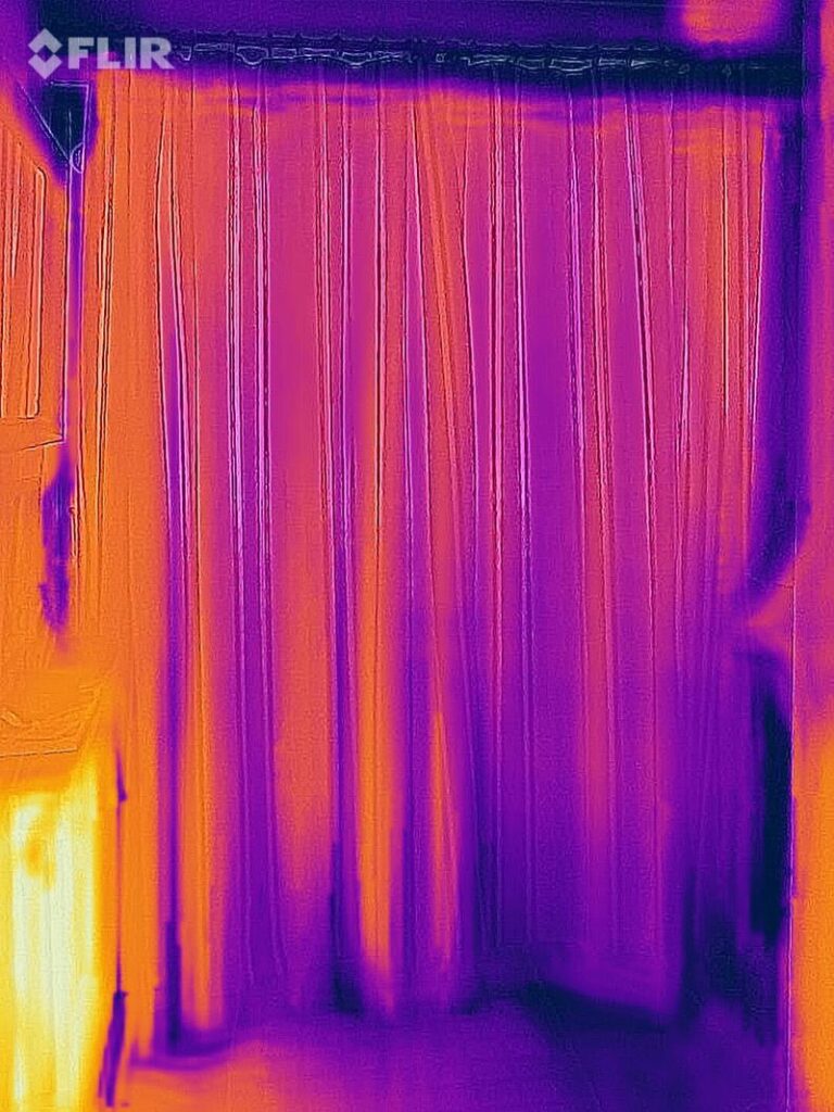 Thermal image of draughty door with the curtains closed. 