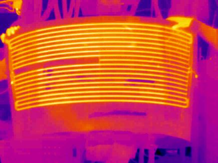 Thermal image of a heating grid in a rear window. The lines of the heating grid show up as yellow on the image and can be clearly seen everywhere except the middle section of the left side, indicating the heating grid here is faulty. 