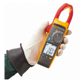 Fluke 377 FC True-rms Non-Contact Voltage AC/DC Clamp Meter in hand