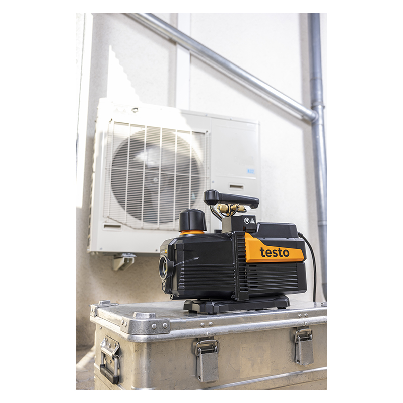 Testo 565i Smart Vacuum Pump in front of a refrigeration fan 