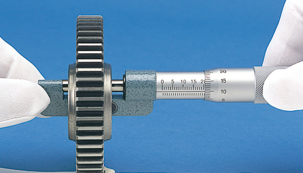 Mitutoyo Series 147 Hub Micrometer measuring a cog.
