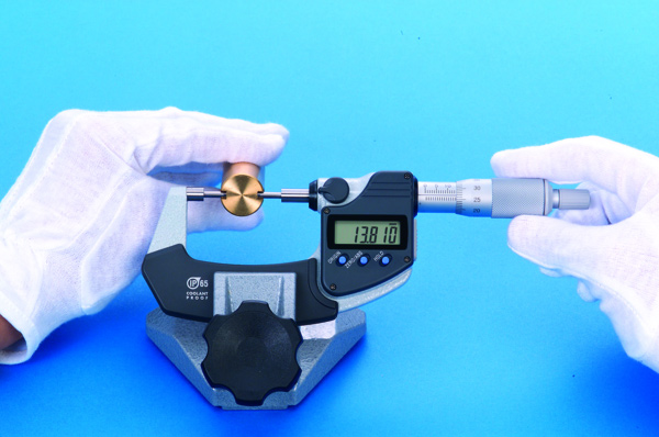 Mitutoyo Series 331 Digimatic Spline Micrometer measuring an instrument.