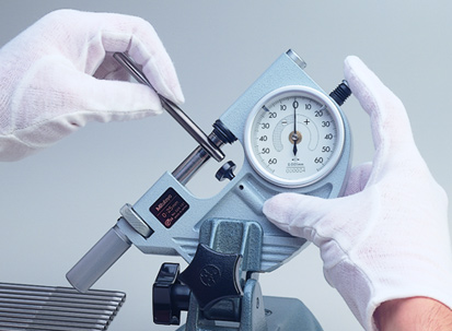 Mitutoyo Series 523 Dial Snap Meter measuring an instrument.