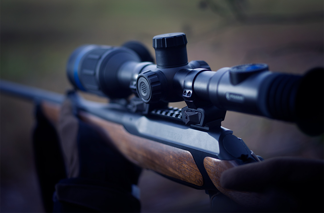 A close up of the scope on a rifle.