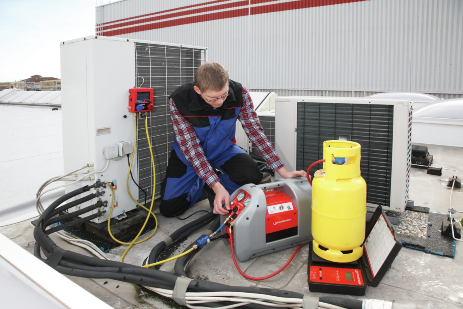 Rothenberger 168606 Rorec Pro Refrigeration Recovery Unit in action on a roof top.