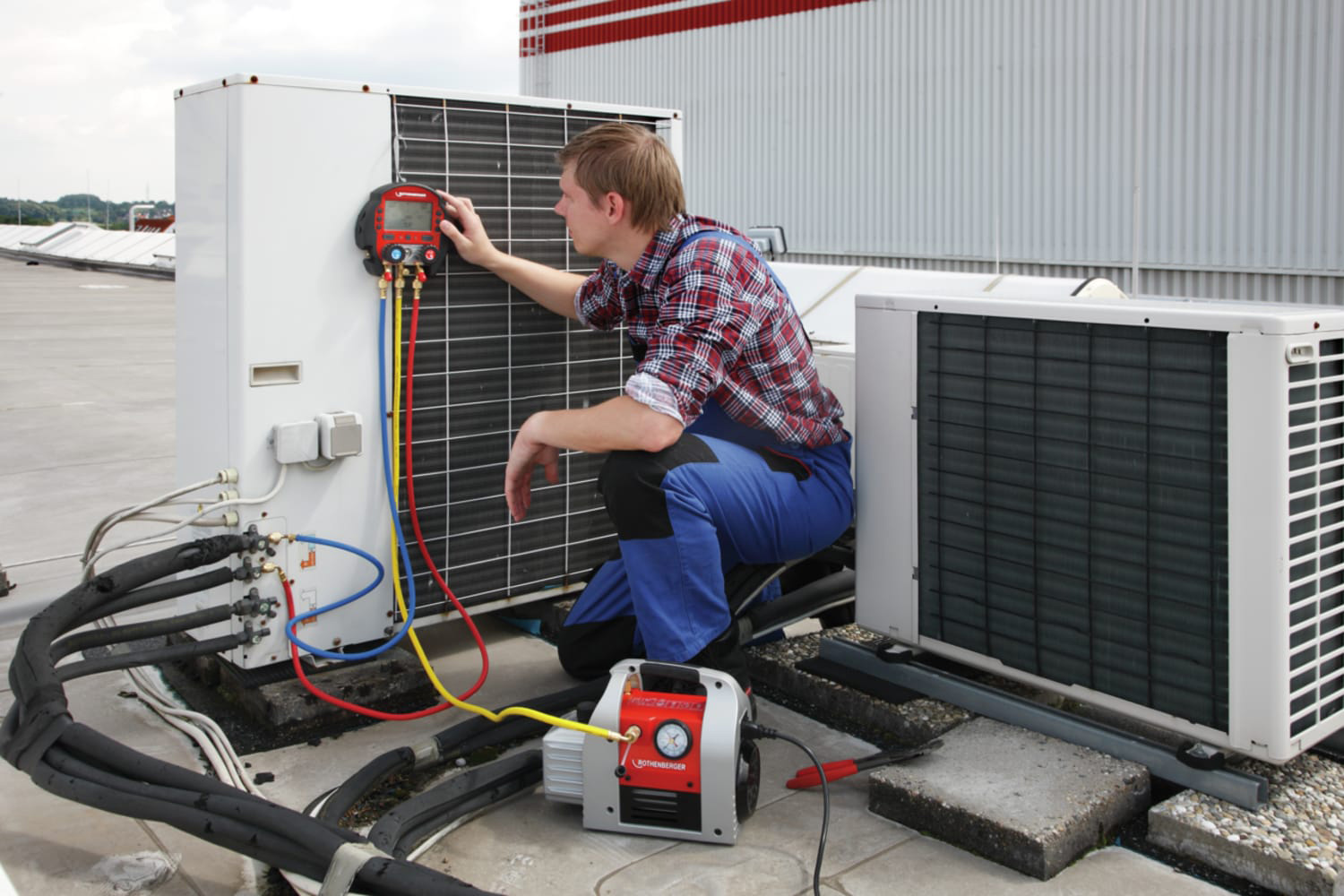 Rothenberger Roairvac Refrigerant Vacuum Pump pumping at a station