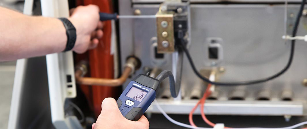 Wöhler WO11195 DM 602 Digital Manometer in action