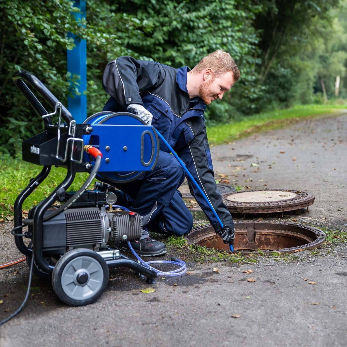 Wöhler WO11250 Set HR 300 High-Pressure Cleaner in action cleaning a drain..