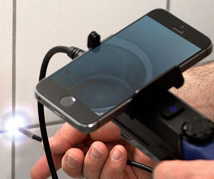 Wöhler VE 220 HD Video Endoscope with a phone attached highlighting the adjustable mobile phone attachment.